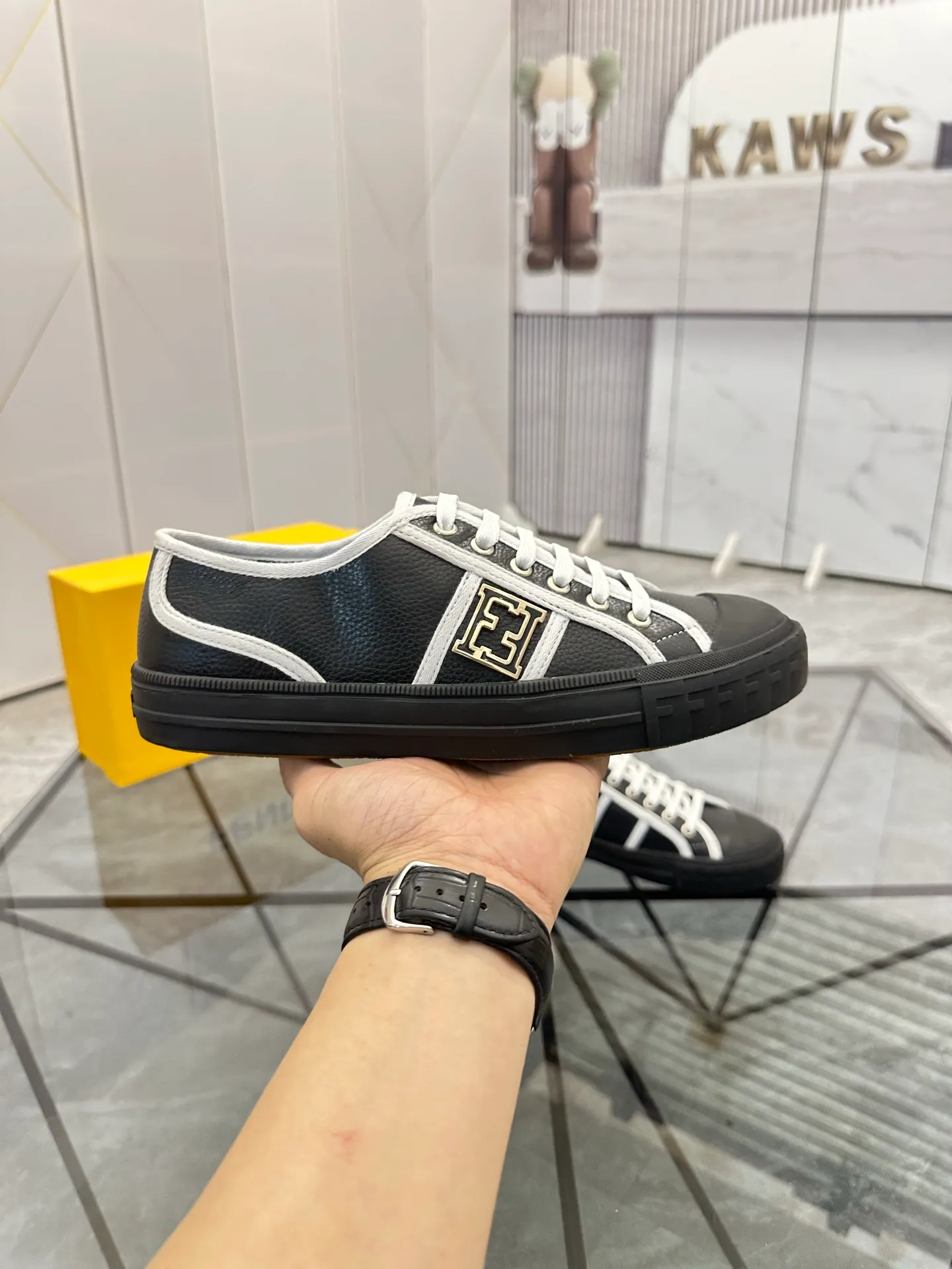 Selling men's shoes 💰: 💰P440¥ Product trademark: Fendi* "Fendi*" low-top casual shoes Regular size: 38-44 (can be customized to 45) Product materials: imported cowhide upper, sheepskin lining, original outsole. No.:6735